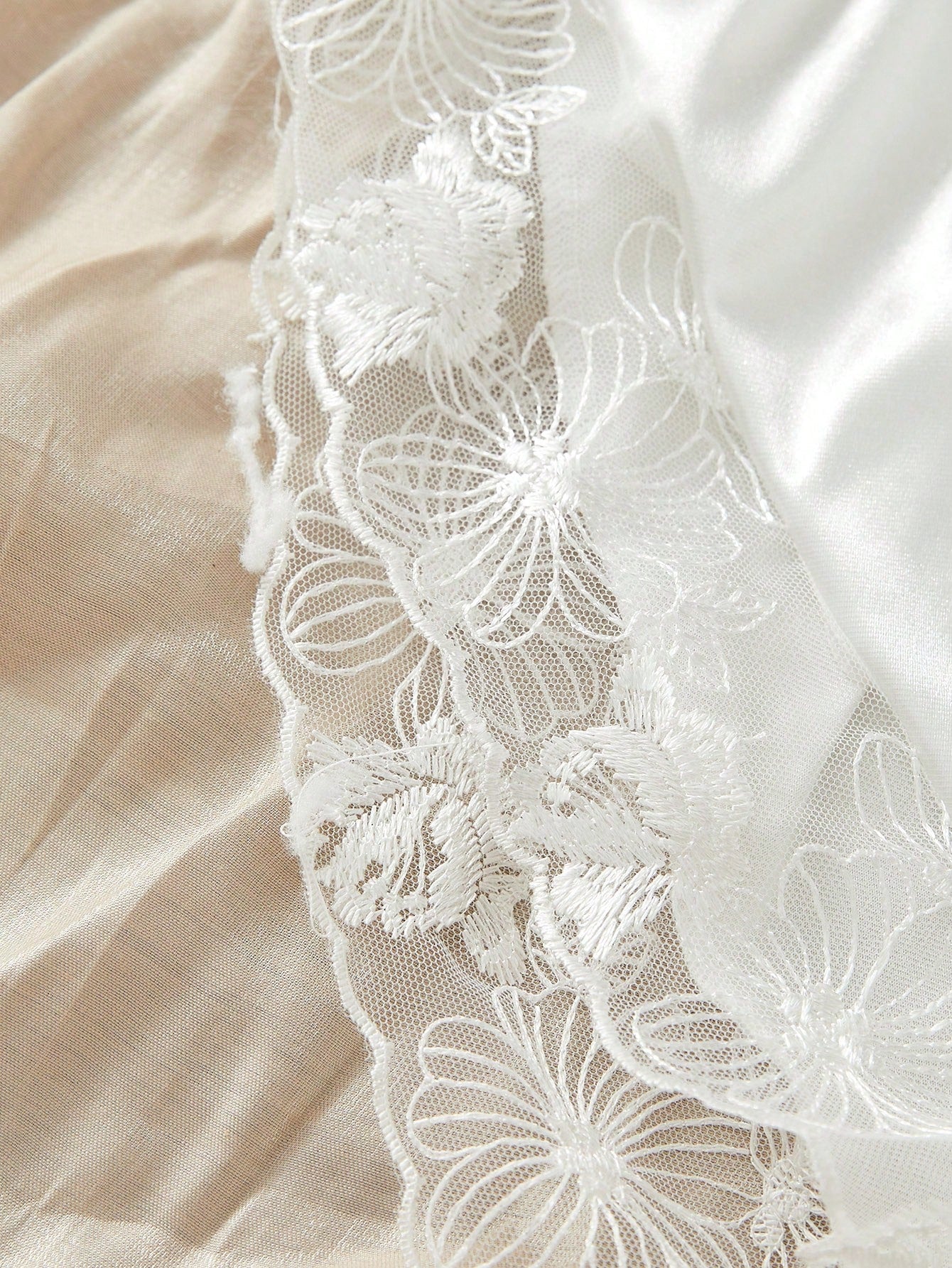 Contrast Lace Satin Underwire Lingerie Set