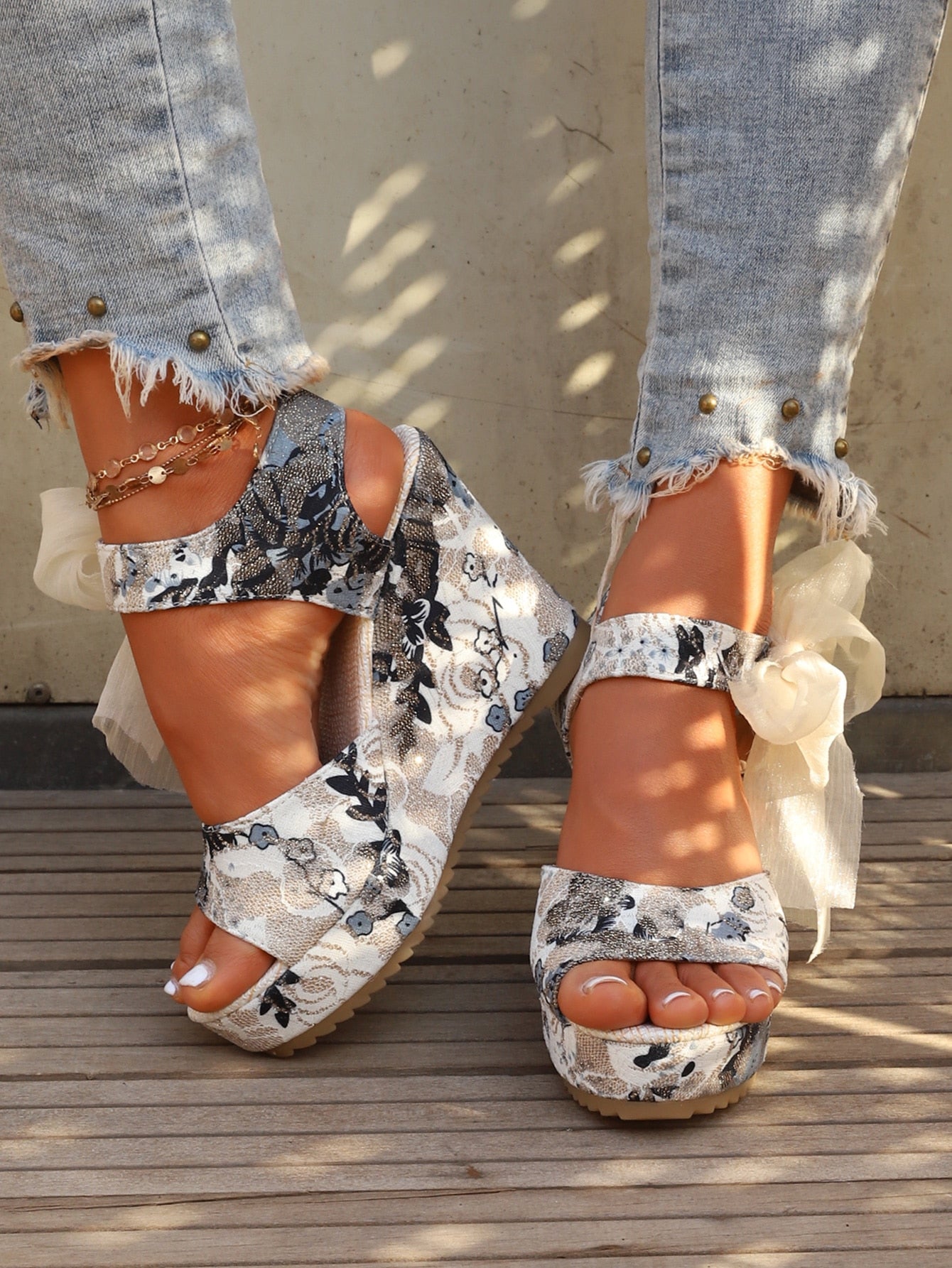 Fahionable  Bow Decor Floral Pattern Bow Decor Ankle Strap Wedge Sandals