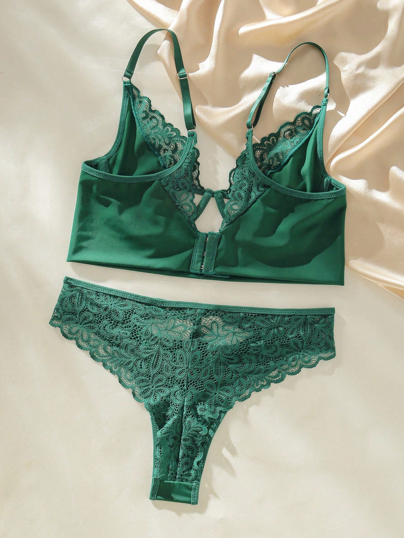 Contrast Lace Underwire Lingerie Set