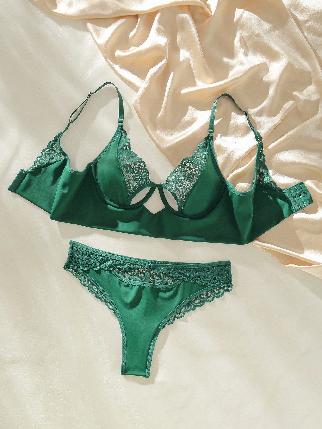 Contrast Lace Underwire Lingerie Set