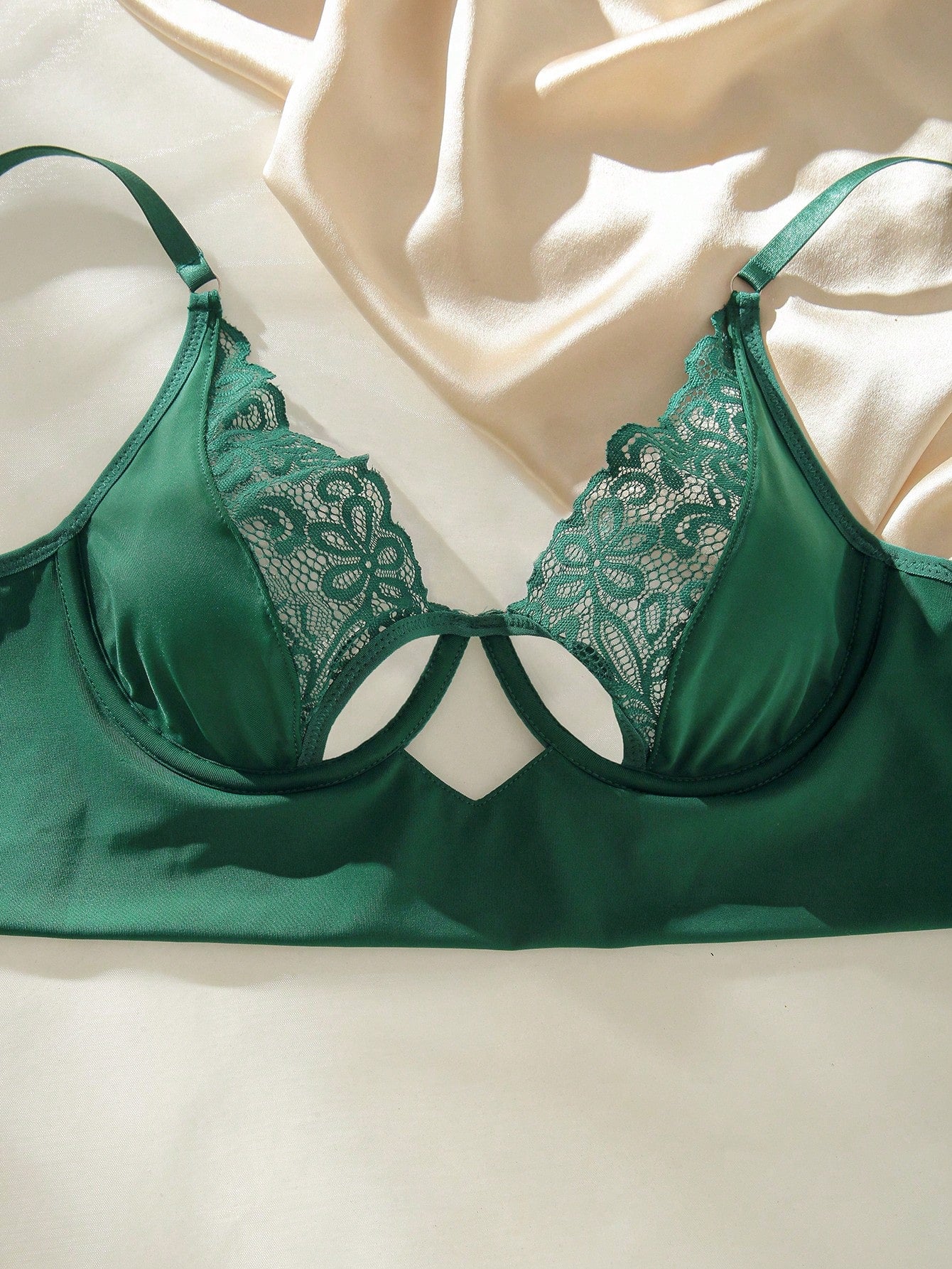 Contrast Lace Underwire Lingerie Set